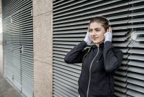Жінка слухає музику на навушниках — стокове фото