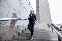 Жінка біжить по сходах — стокове фото
