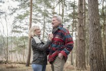 Couple jouissant d'une promenade dans les bois — Photo de stock