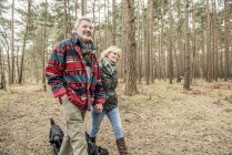 Seniorenpaar genießt Spaziergang mit Hunden — Stockfoto