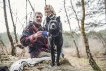 Paar genießt Pause mit Hund — Stockfoto