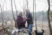 Casal desfrutando de pausa com cão — Fotografia de Stock