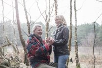 Casal se divertindo durante a caminhada na floresta — Fotografia de Stock