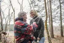 Ehepaar hat Spaß bei Waldspaziergang — Stockfoto