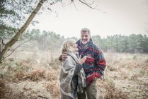 Seniorpaar umarmt sich — Stockfoto
