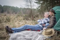 Seniorenpaar schaut weg und träumt — Stockfoto