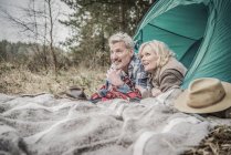 Seniorenpaar amüsiert sich auf Campingplatz — Stockfoto
