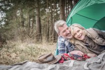 Coppia anziana si diverte al campeggio — Foto stock
