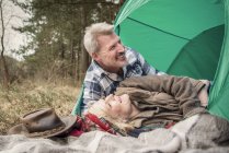 Seniorenpaar amüsiert sich auf Campingplatz — Stockfoto