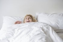 Жінка лежить в ліжку — стокове фото