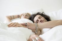 Пара влюбленных спит вместе — стоковое фото
