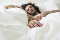 Verliebtes Paar schläft zusammen — Stockfoto