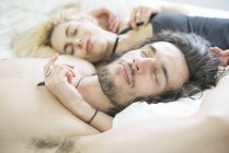 Пара влюбленных спит вместе — стоковое фото