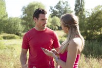 Two joggers chatting in park — Stock Photo