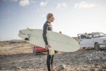 Homem se preparando para surfar — Fotografia de Stock