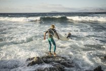 Homme se préparant à surfer — Photo de stock
