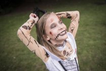 Criança vestida de fantasia para a Noite de Halloween — Fotografia de Stock