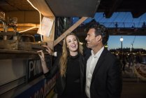 Couple buying drinks from kiosk — Stock Photo