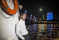 Uomo in piedi sul ponte della barca — Foto stock