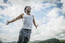 Mann springt an Land in die Luft — Stockfoto