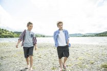 Два мальчика идут по берегу — стоковое фото