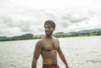 Голый человек в груди, стоящий в воде — стоковое фото