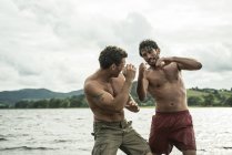 Homens boxe em águas rasas — Fotografia de Stock