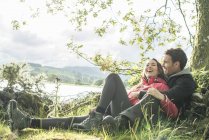 Mann und Frau entspannen sich an Land — Stockfoto
