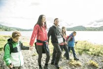 Famiglia a piedi sulla riva — Foto stock