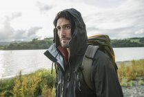 Uomo in abiti da trekking a piedi sulla riva — Foto stock