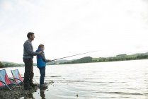 Padre e figlio pesca da riva — Foto stock