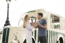 Coppia in piedi davanti al tradizionale furgoncino gelato — Foto stock
