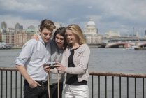 Friends looking at camera on South Bank — Stock Photo