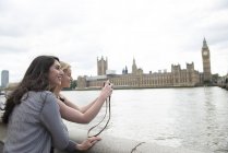 Two friends taking photographs on South Bank — Stock Photo