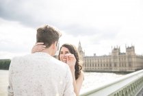 Couple câlin sur Westminster pont — Photo de stock