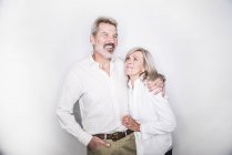 Paar umarmt und lächelt in die Kamera — Stockfoto