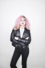 Donna con i capelli rosa guardando lateralmente — Foto stock