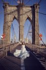 Mulher de vestido azul na ponte Brooklyn — Fotografia de Stock