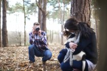 Homme prenant une photo de petite amie avec chien — Photo de stock