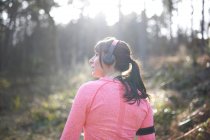 Frau trägt Trainingsanzug und Kopfhörer — Stockfoto