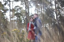 Paar umarmt sich im Wald — Stockfoto