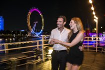 Couple dégustant un verre sur le pont du bateau — Photo de stock