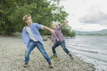 Due ragazzi che giocano sulla riva — Foto stock