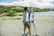 Uomo e donna che camminano sulla riva — Foto stock