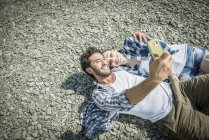 Homme et femme prenant selfie sur la rive — Photo de stock