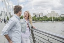 Paar steht auf Millennium-Brücke — Stockfoto