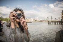 Woman taking photographs on South Bank — Stock Photo