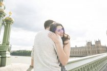 Couple câlin sur Westminster pont — Photo de stock