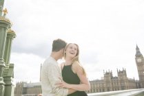 Couple cuddling on Westminster Bridge — Stock Photo