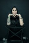 Портрет жінки з татуйованими руками та обличчям — стокове фото